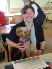 Claudia Altmann mit Therapiehund Paula